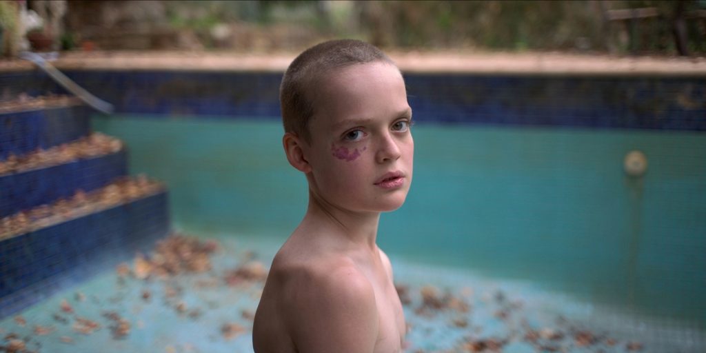 映画『ブリング・ハー・バック』の一場面/謎の行動をするオリバー