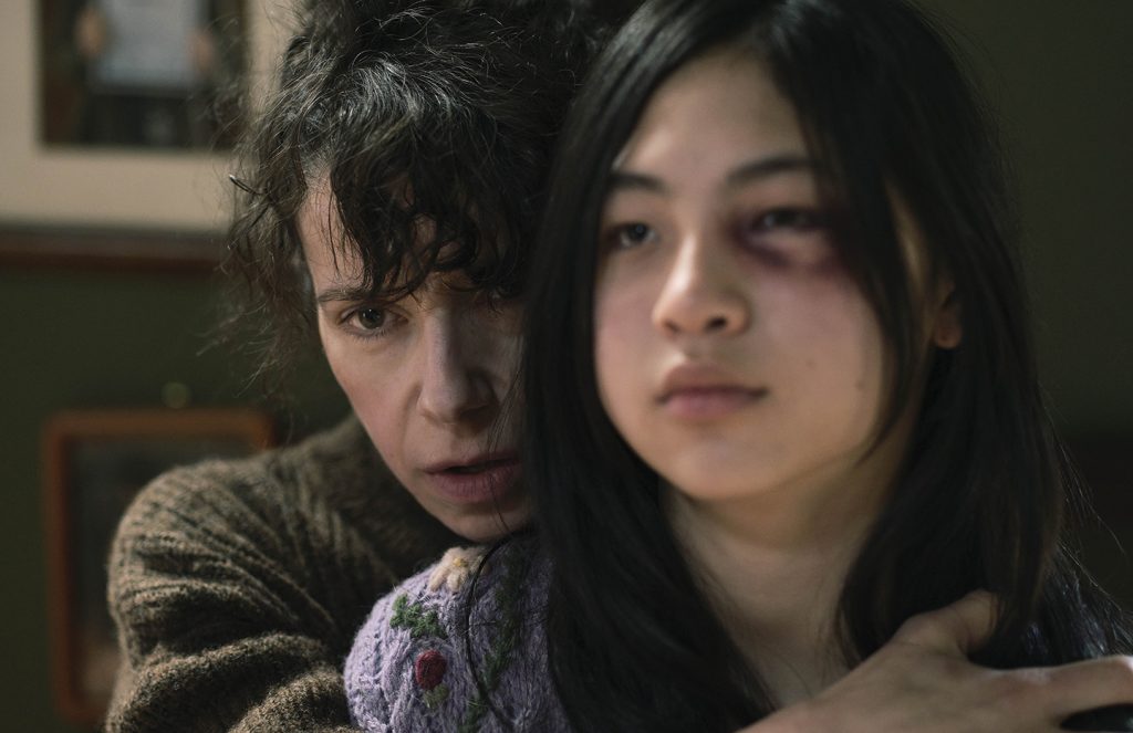 映画『ブリング・ハー・バック』の一場面/目の不自由なバイパーに近づく里親ローラ